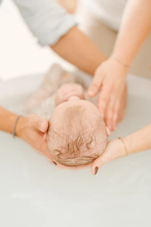 enfant naissance geste amour gris